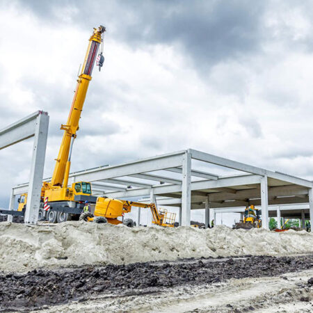 Construção de edifício com guindaste.