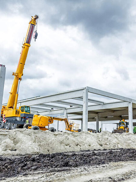Construção de edifício com guindaste.