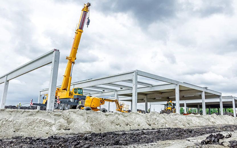 Construção de edifício com guindaste.