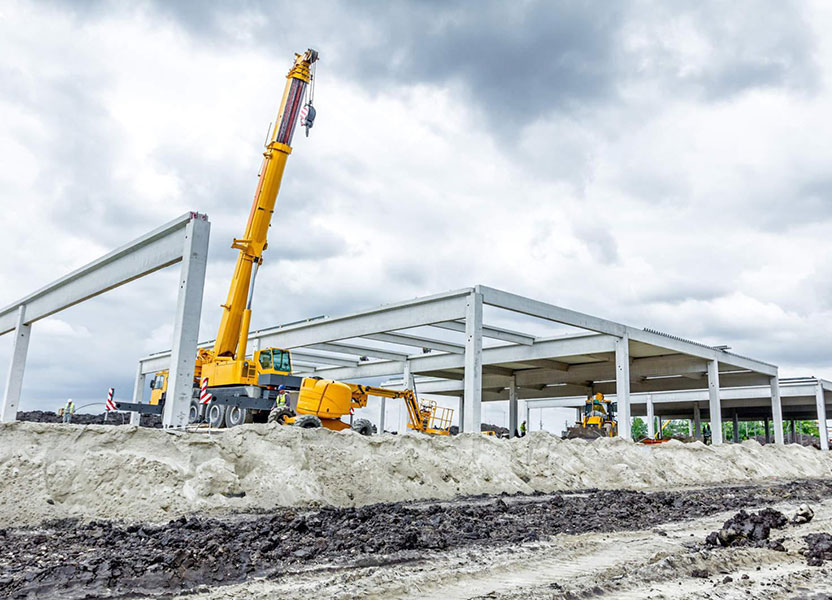 Construção de edifício com guindaste.
